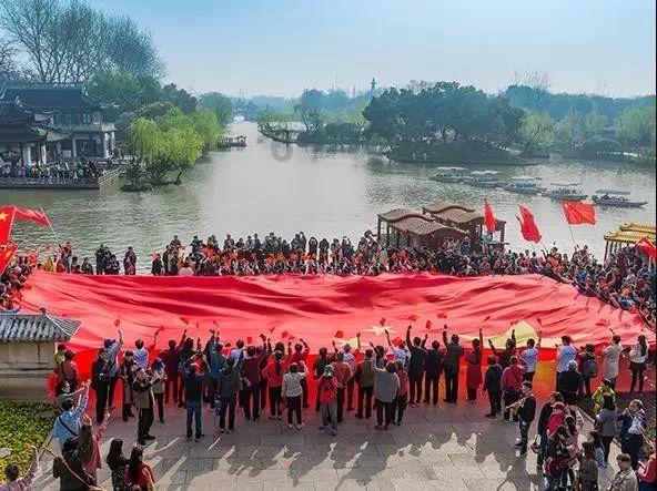 战火蔓延至缅甸掸南,一警局被武装联军占领,十万民众纷纷出逃